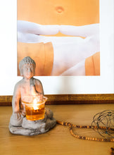 Laden Sie das Bild in den Galerie-Viewer, Buddha mit Lichtglas - Zement
